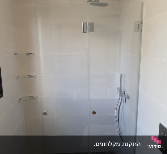 מקלחת עם ראש גשם ודלת זכוכית שקופה
